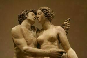 statues kissing