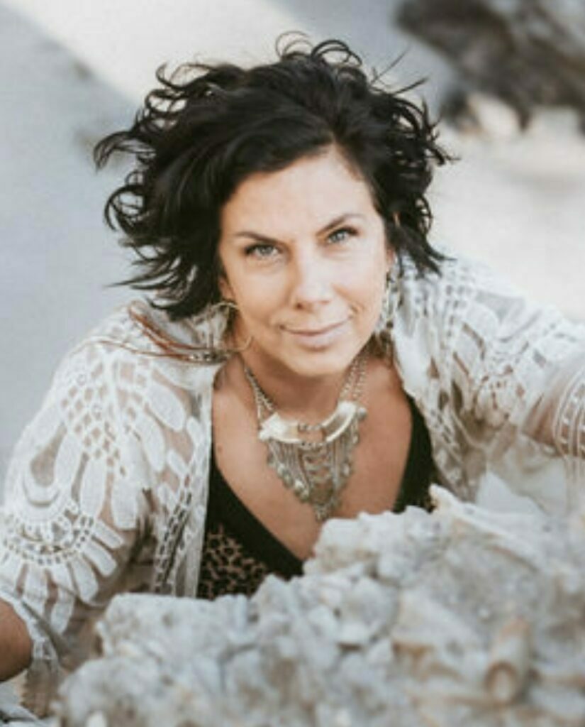 Short dark hair, friendly gaze - Dayva.
