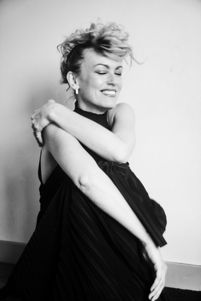 Elle in black and white holding herself