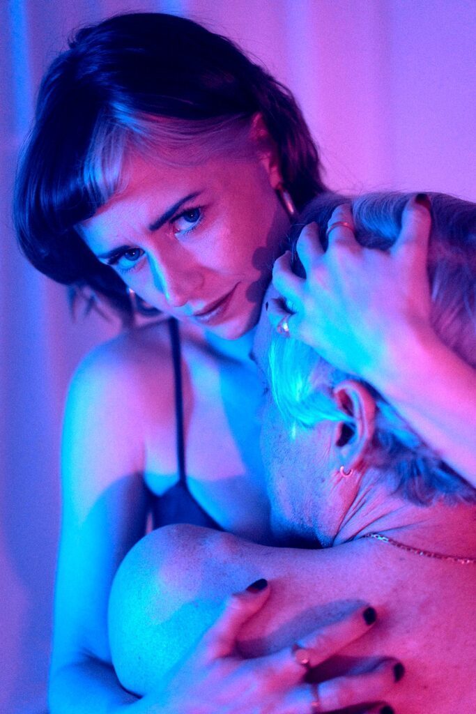 Mistress Em holding a client