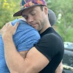 Devah Curlechéile embracing with a client