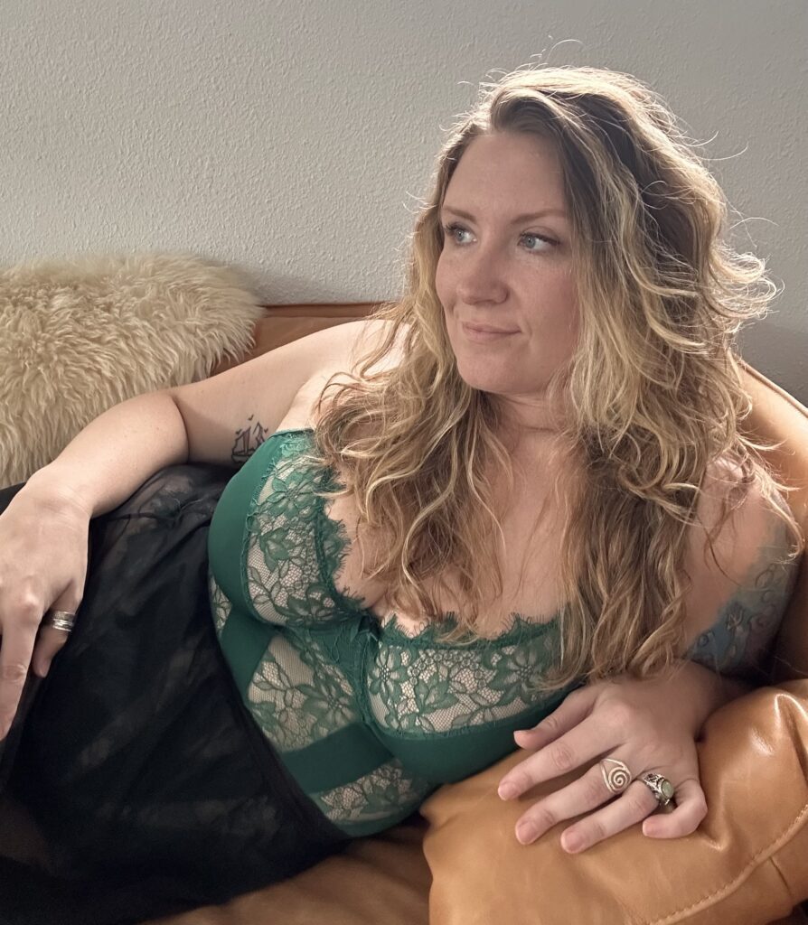 Seriph in a green webbed-top on an armchair.